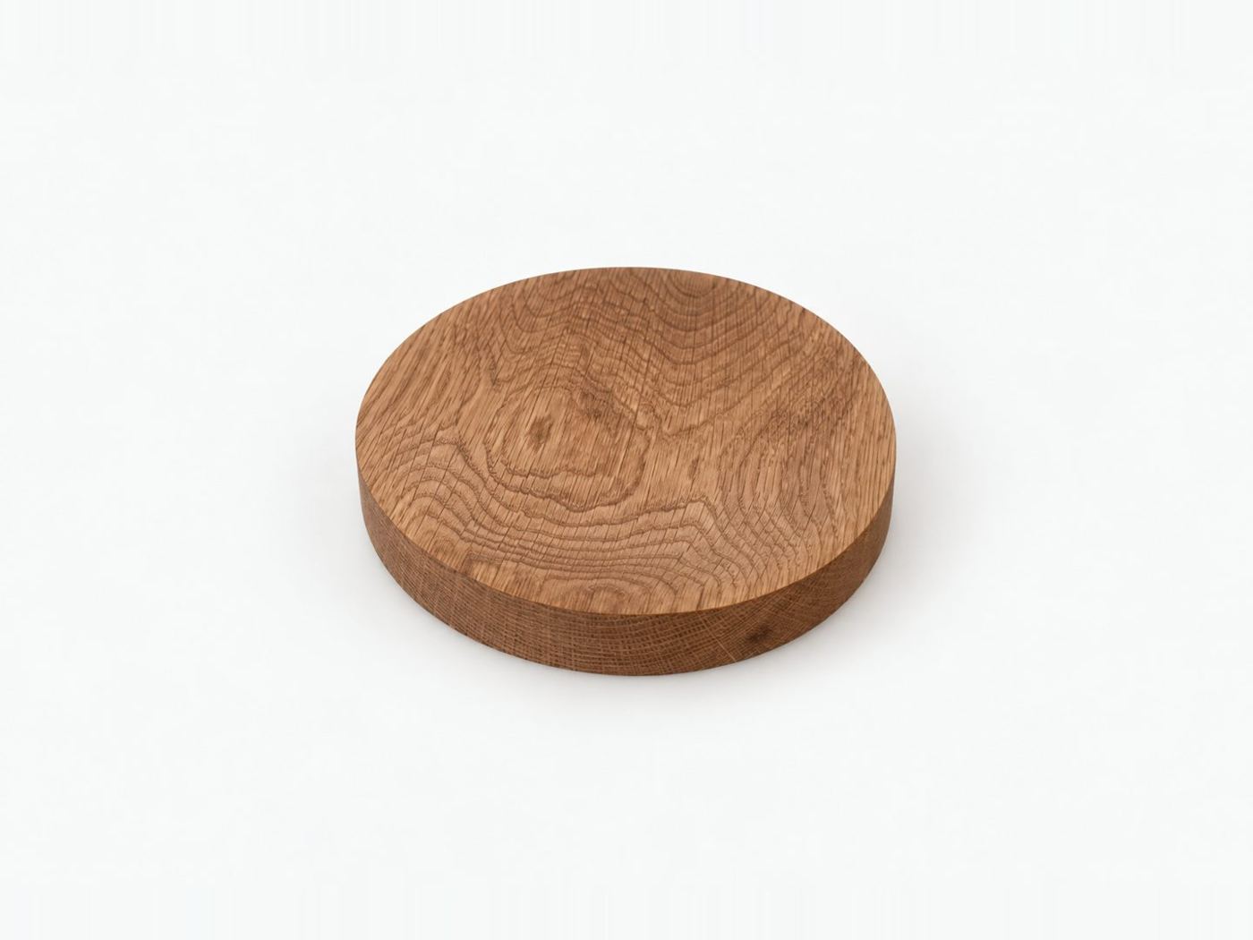 Small shallow round oak dish with strong grain figure